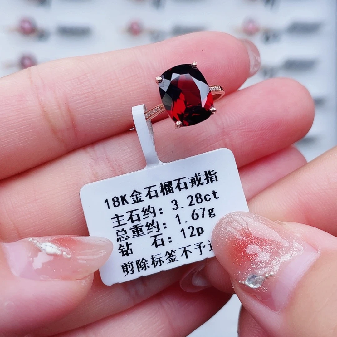 18K金镶嵌戒指石榴石