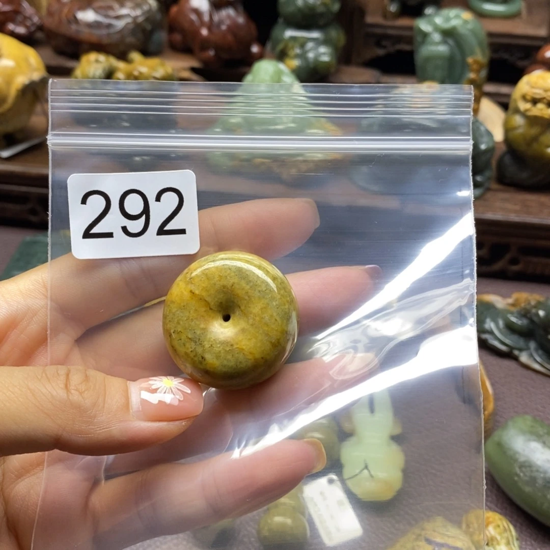 未镶嵌岫岩河磨玉（透闪石质玉）把件