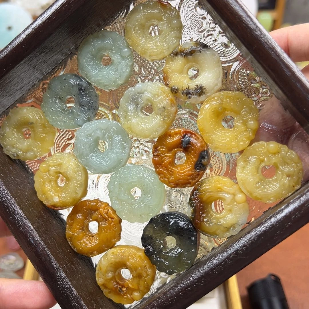 蛇纹石玉未镶嵌龙扣