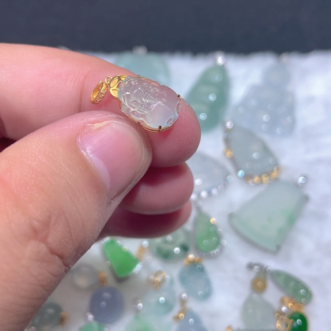 颈饰18K金镶嵌翡翠