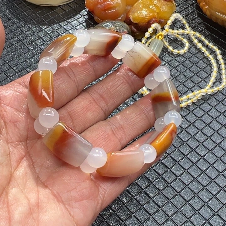 石英质玉（黄龙玉）颈饰未镶嵌