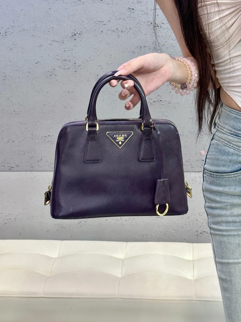 95新 Prada/普拉达 prada 暗夜紫贝壳手提包(K)