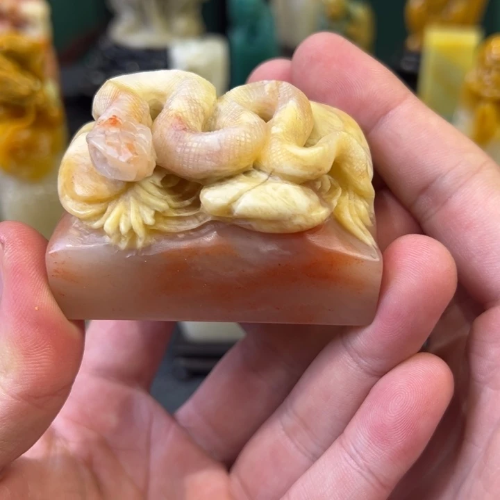 老挝石桃花冻蛇钮