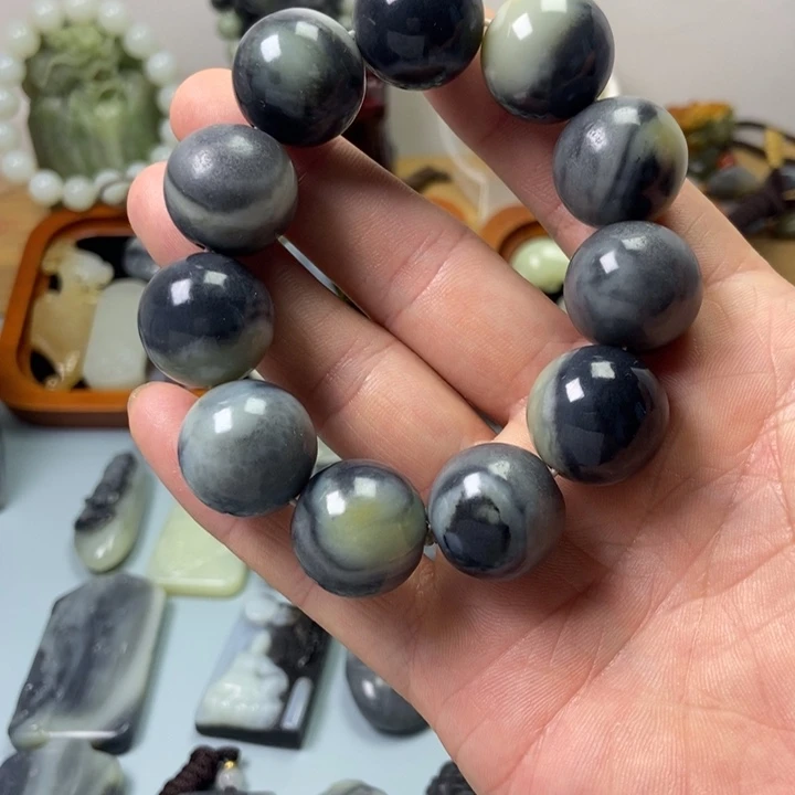 淡****颈饰未镶嵌和田玉