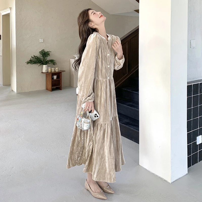 奶茶色丝绒连衣裙女早秋新款今年流行爆款温柔风气质高级感长裙