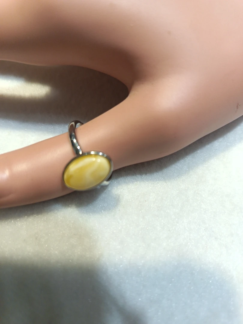 俄罗斯白蜜蛋面女戒指(华为手机拍)蛋面:12.5mmx8.5mm。