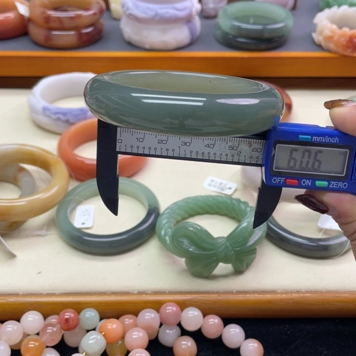 未镶嵌石英岩玉珠宝奇石