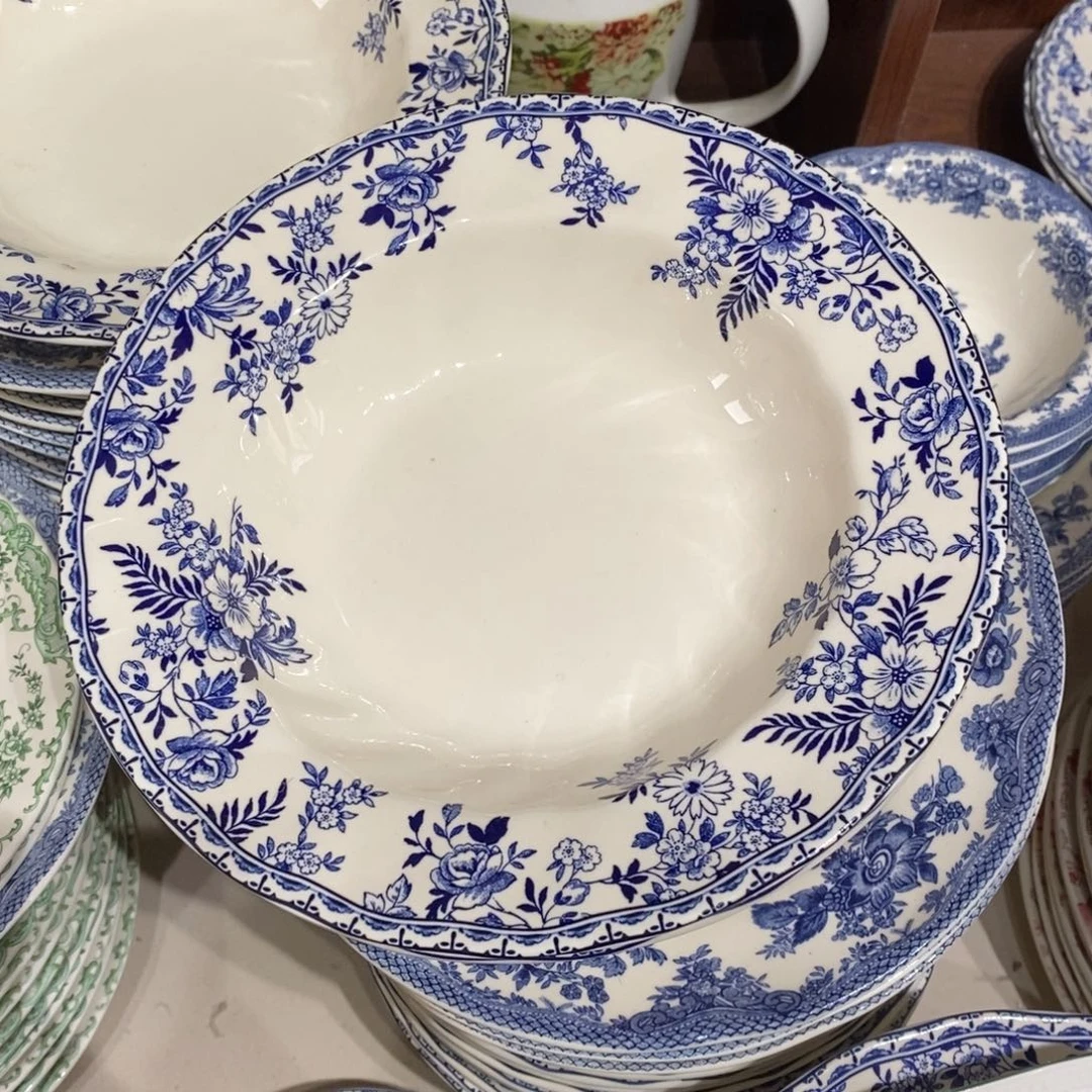 鸭****瓷黑点底部青花八寸平盘