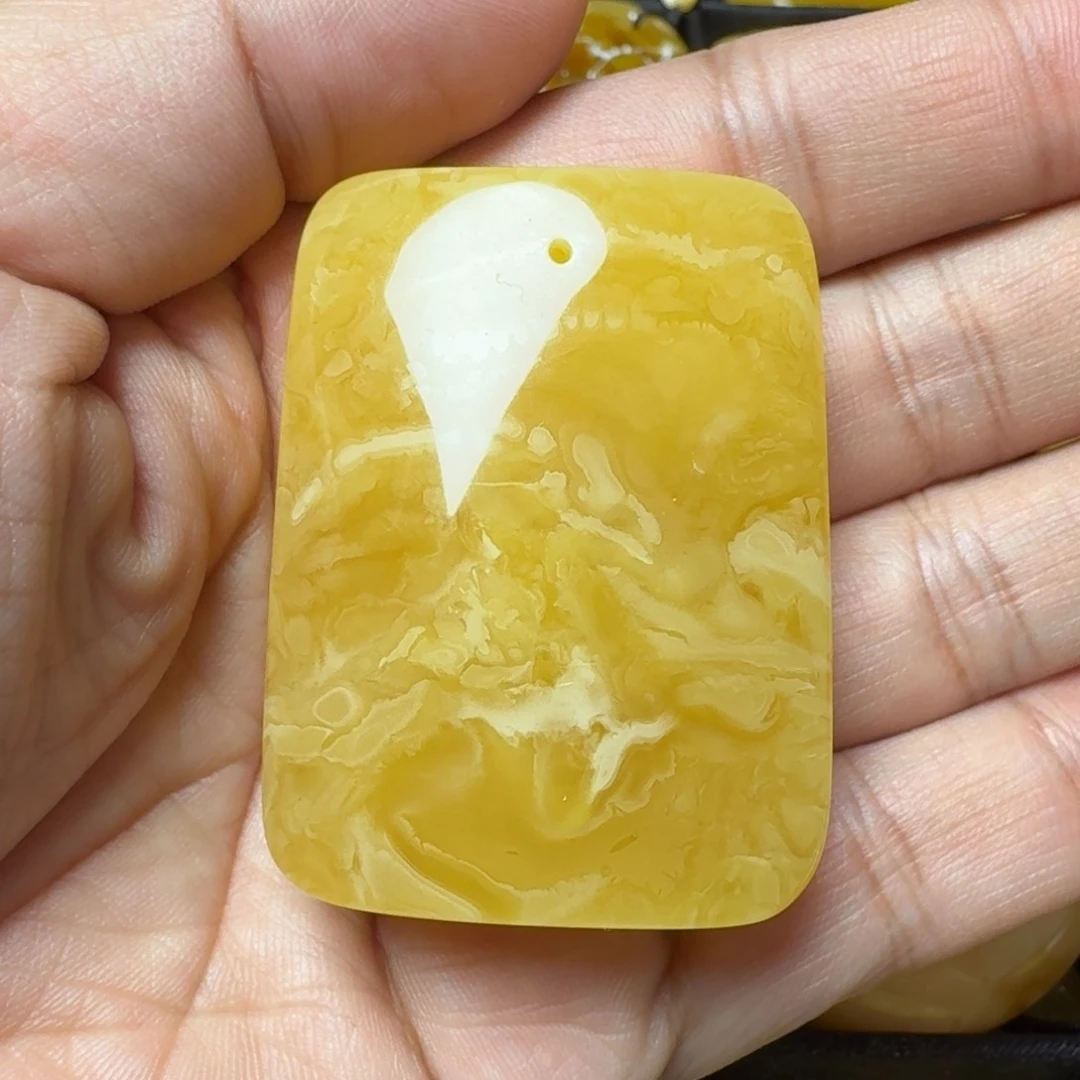 蜜蜡颈饰未镶嵌风****?