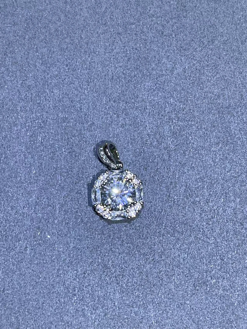 a2110白色四爪吊坠多样性发货