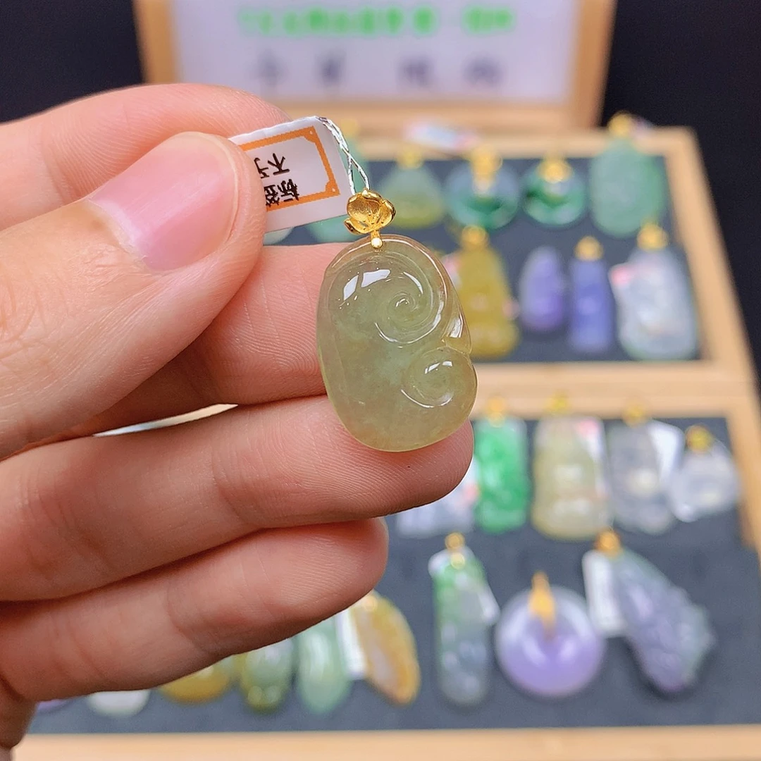 翡翠18K金镶嵌颈饰翡翠