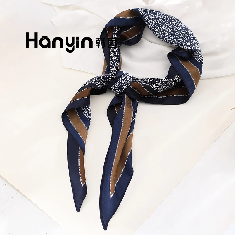 挪威森林月饼三角巾缎面韩系小披肩柔软丝滑护颈小丝巾女领巾AAA