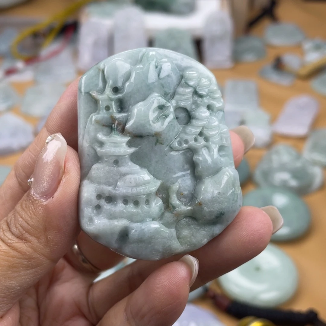 翡翠未镶嵌颈饰山水，微瑕