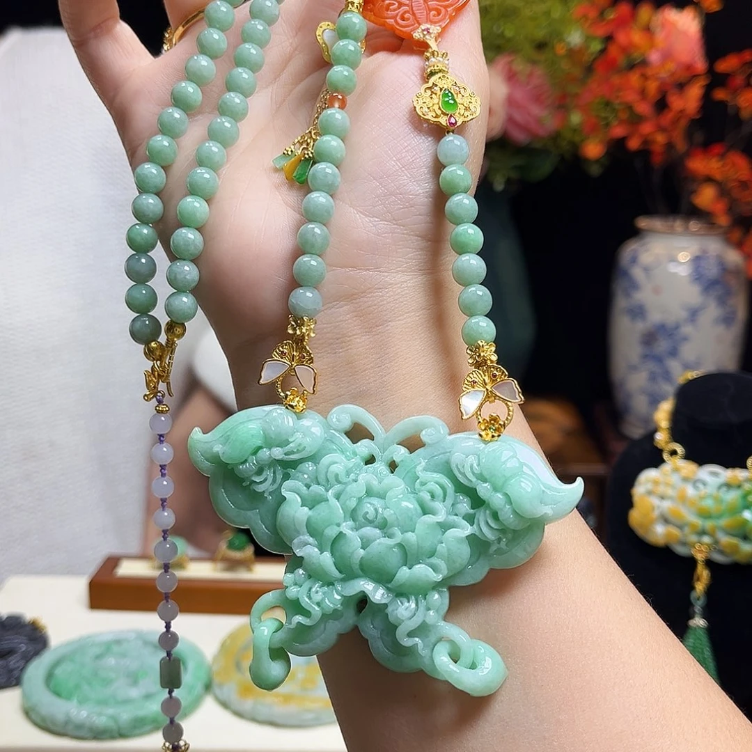 翡翠颈饰未镶嵌满绿蝴蝶