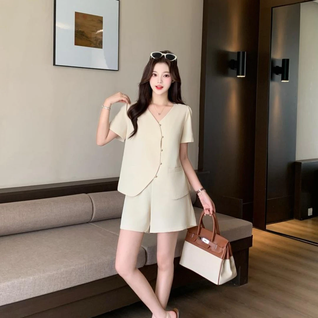 大码女装夏季新款时尚显瘦设计感单排扣短袖高腰短裤套装22599