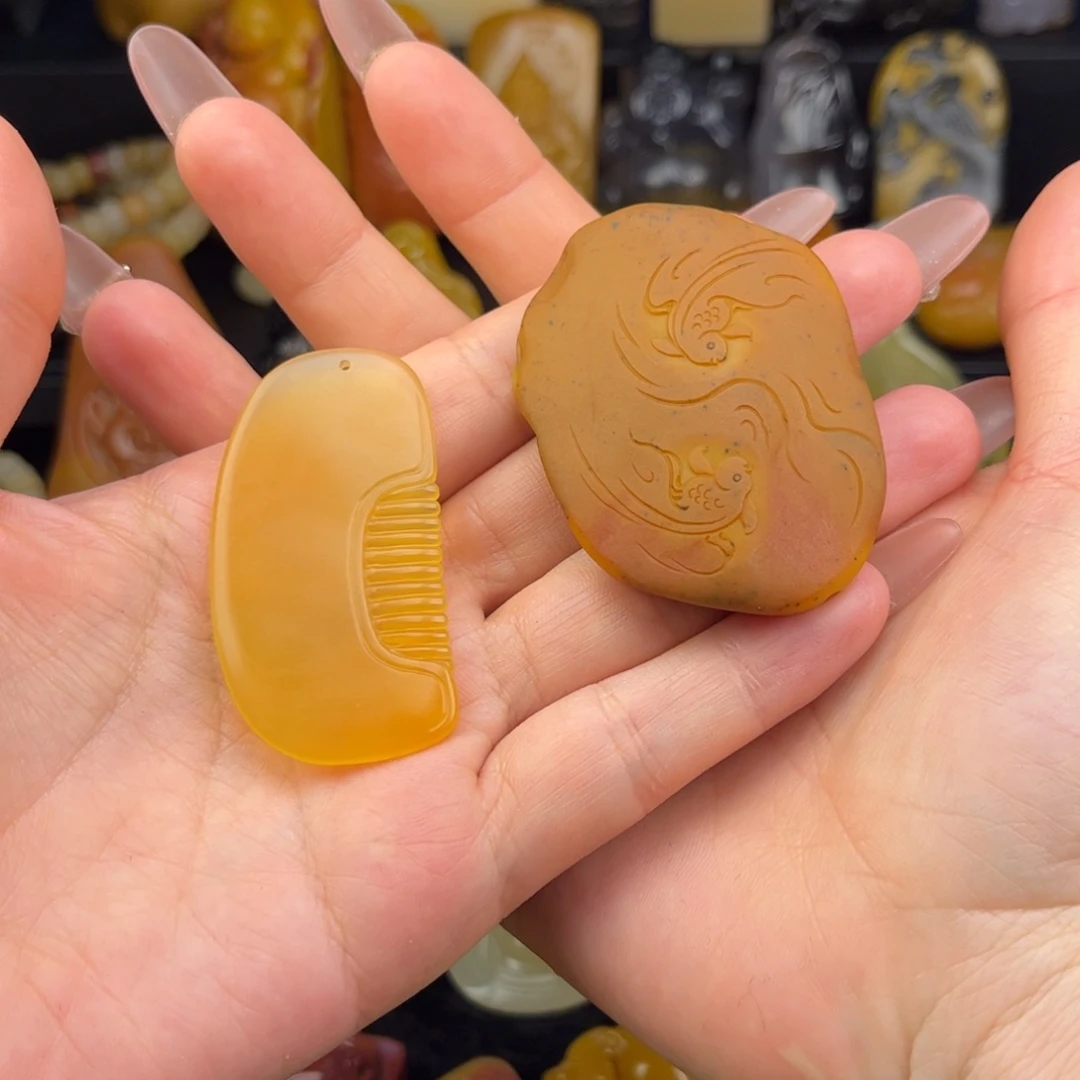 安***未镶嵌黄蜡石吊坠石英质玉