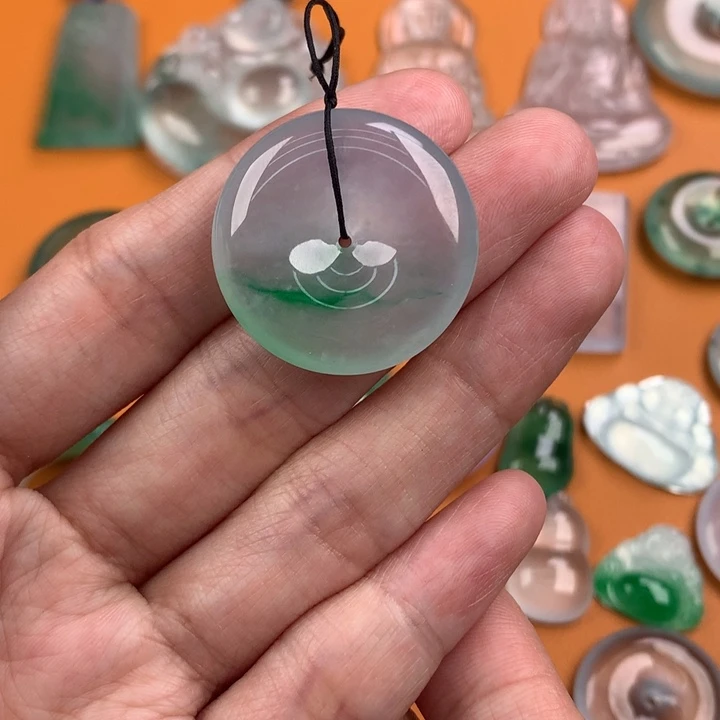 翡翠挂件未镶嵌…..