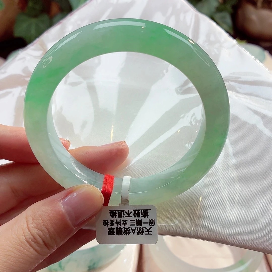 翡翠未镶嵌手镯冰绿2