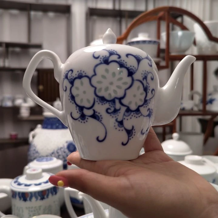 青花瓷团花茶壶一个景德镇