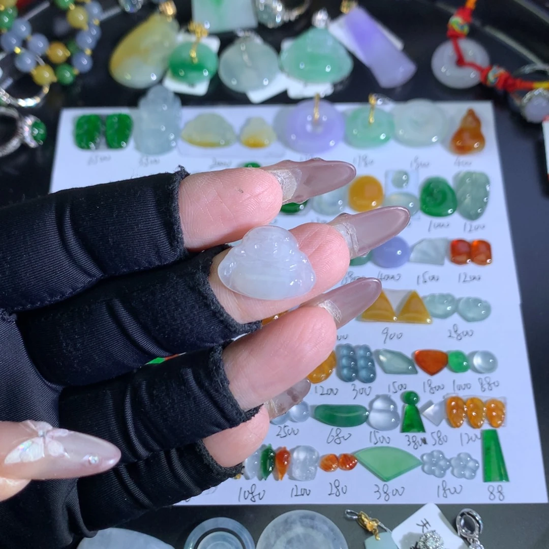 翡翠裸石未镶嵌冰佛公