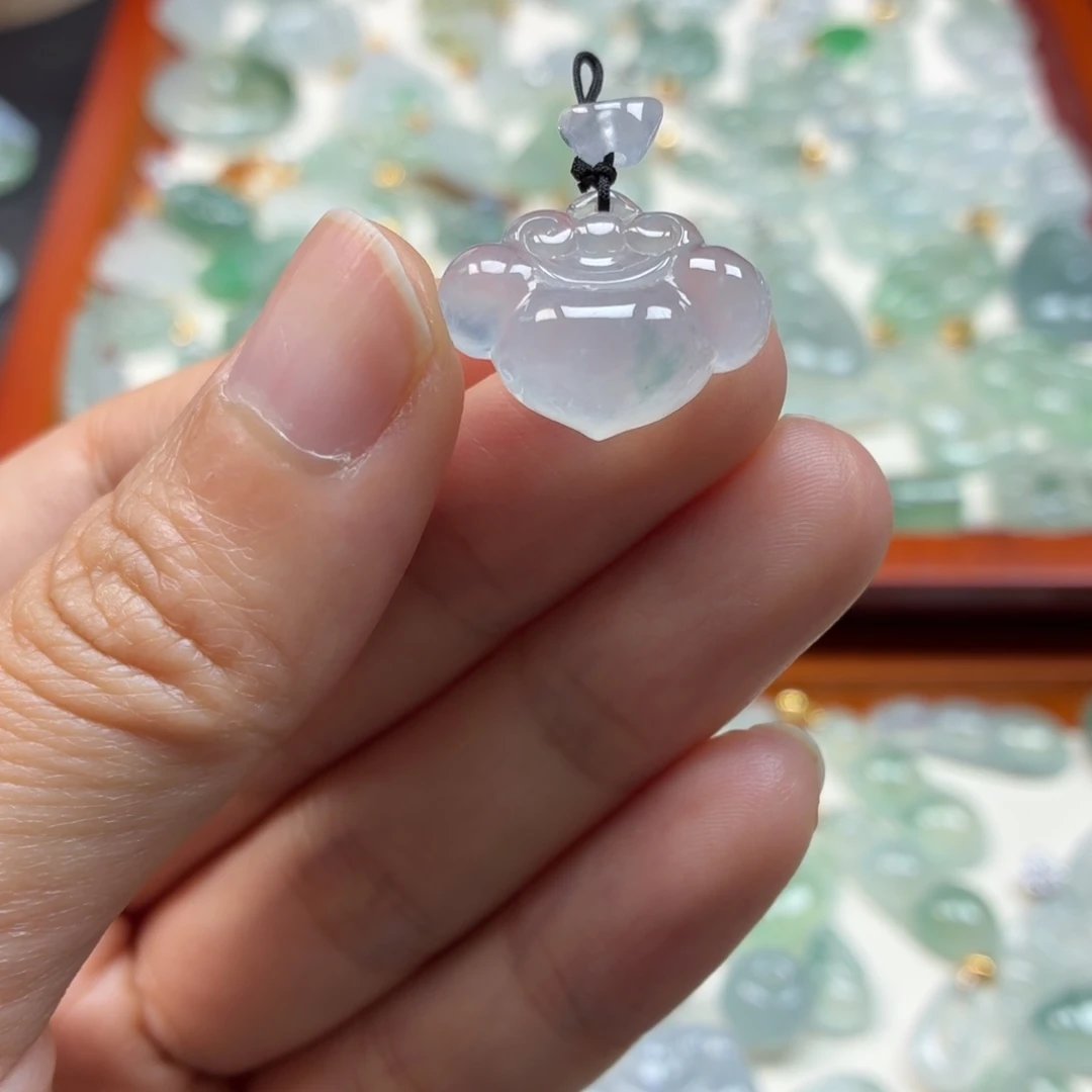 翡翠未镶嵌颈饰如意锁