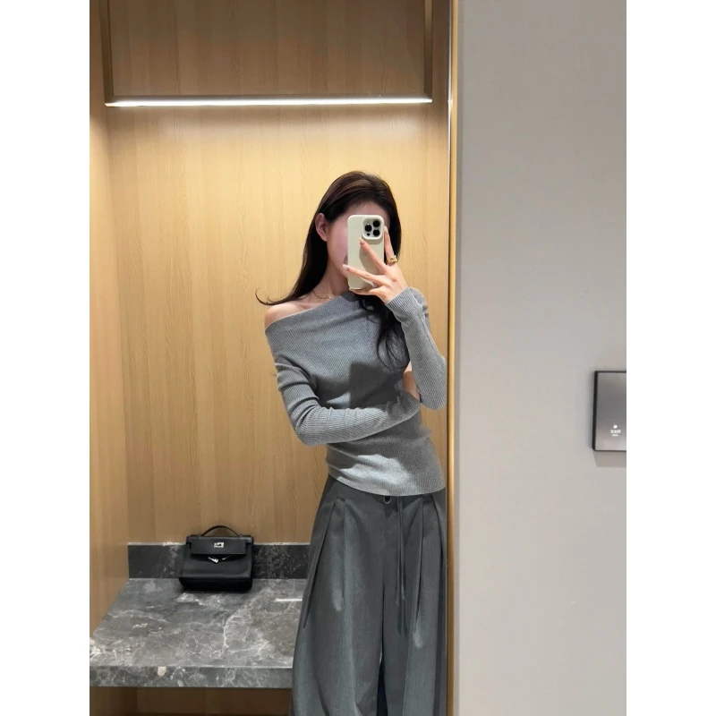 秋季ootd穿搭一整套时尚通勤斜肩灰色针织上衣高腰直筒阔腿裤套装