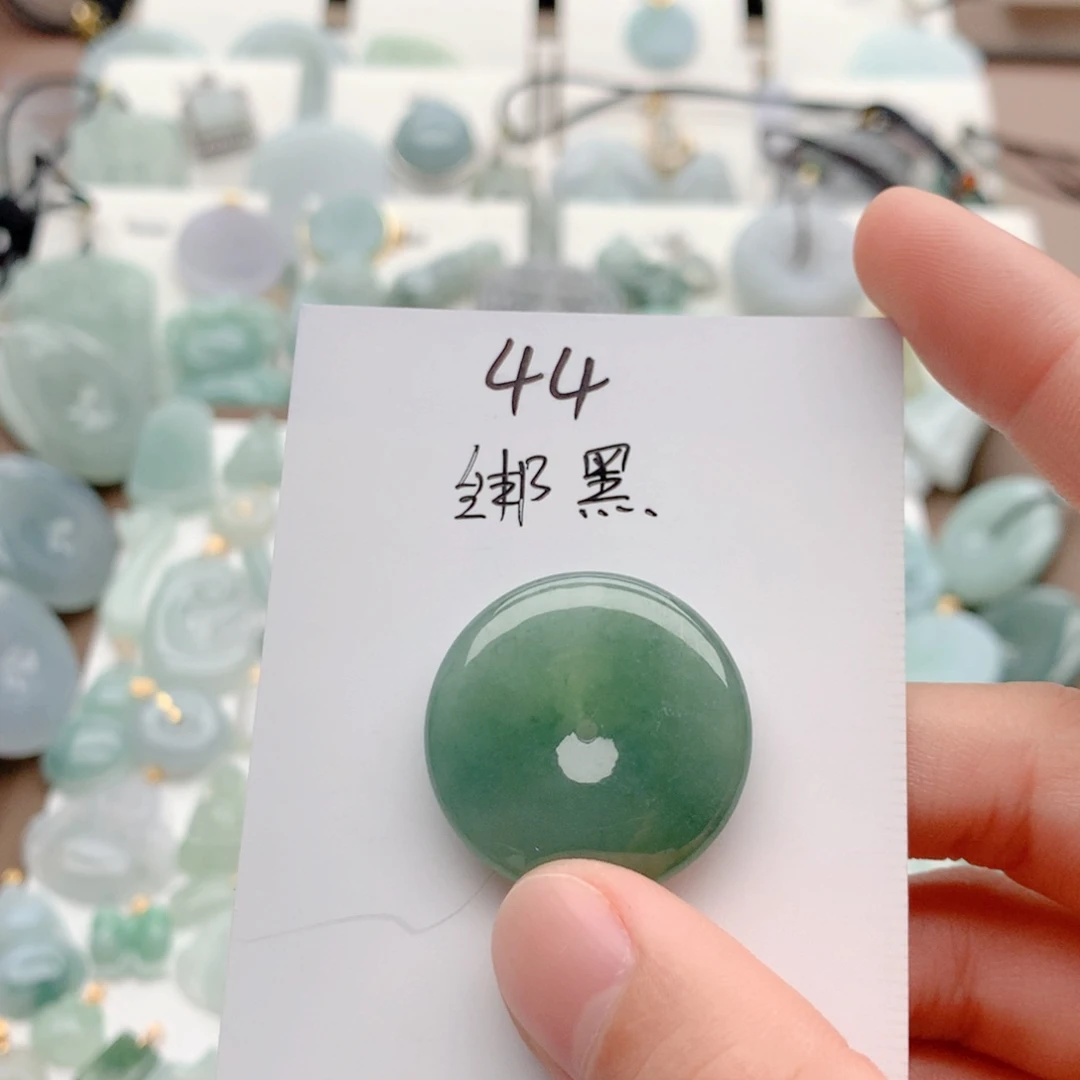 小***东颈饰未镶嵌翡翠吊坠