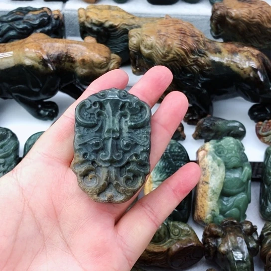 未镶嵌岫岩河磨玉（透闪石质玉）挂件