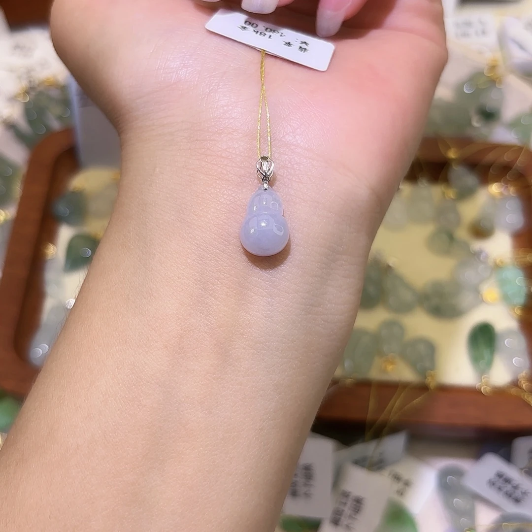 凡***凡翡翠18K金镶嵌颈饰葫芦