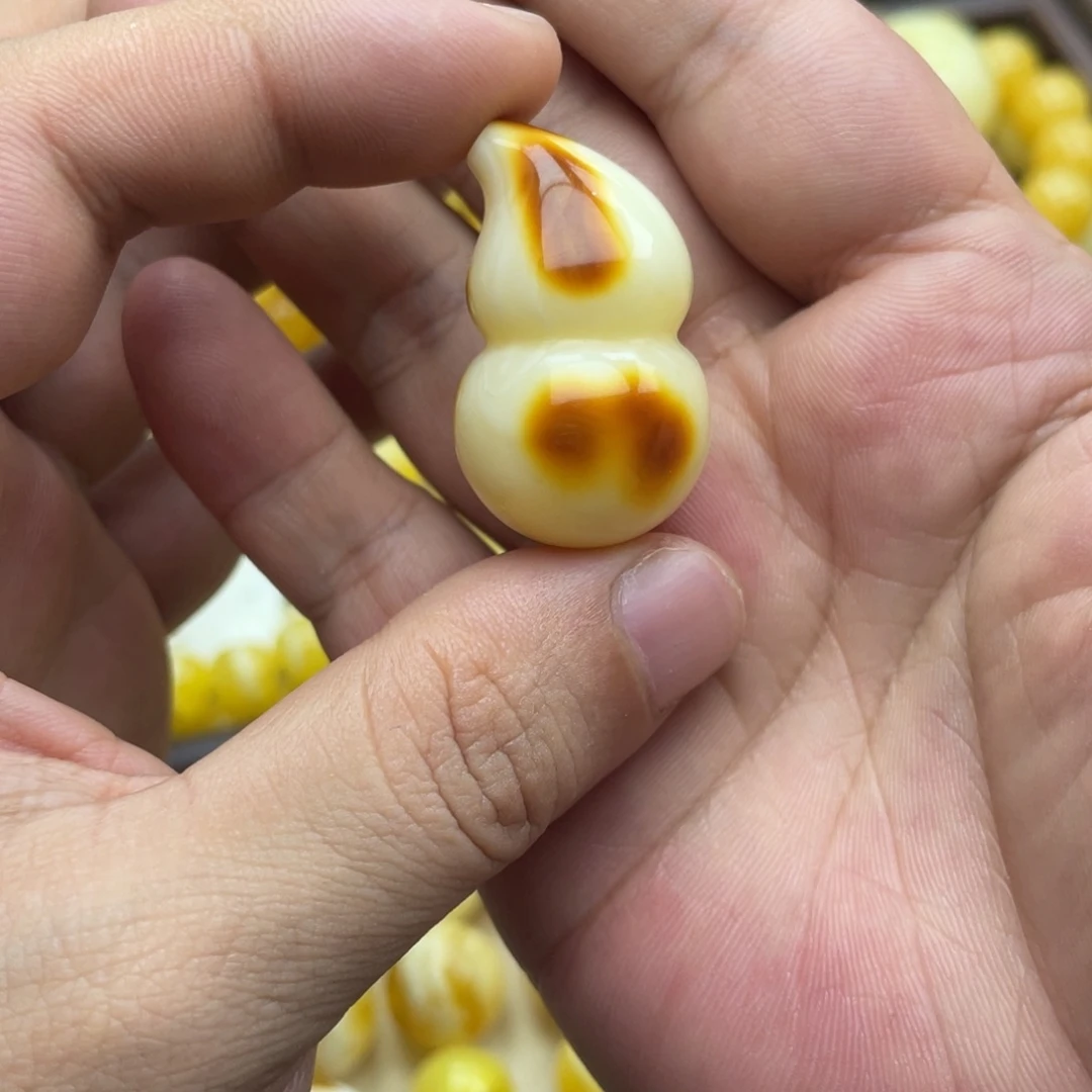 琥珀未镶嵌颈饰琥珀蜜蜡