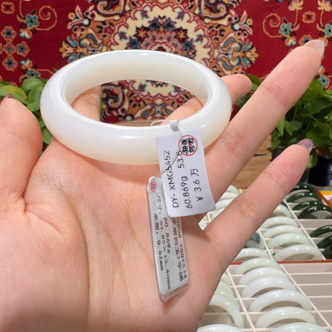 未镶嵌手镯和田玉优雅羊脂白玉手镯