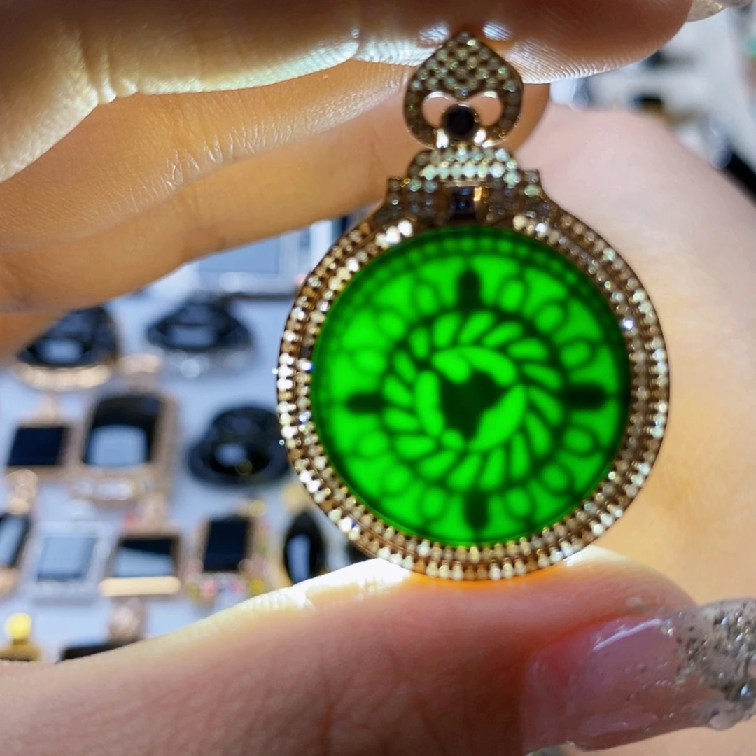 定制翡翠18K金镶嵌墨翠圆牌吊坠