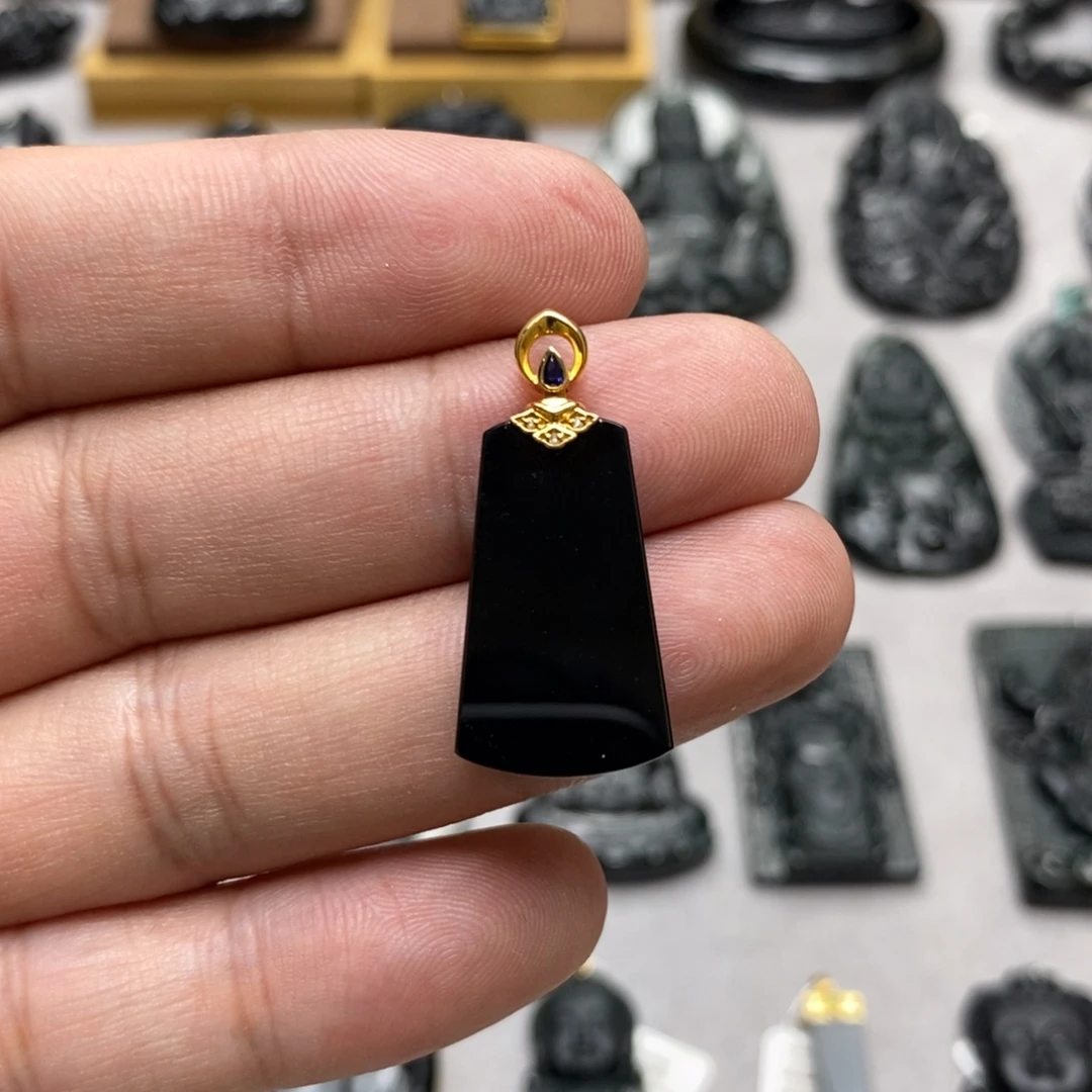 翡翠18K金镶嵌颈饰无事牌