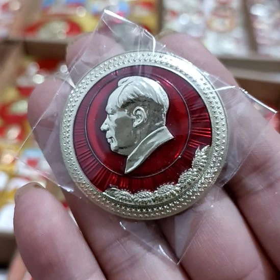 铝1**3圆形红色文字像章