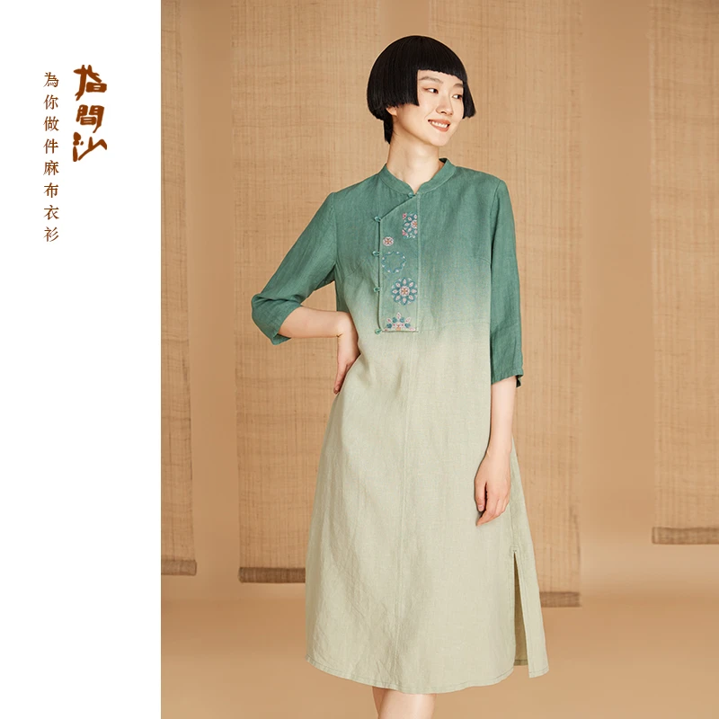 2535040指间沙原创女装 秋季新款立领斜门襟连衣裙亚麻刺绣吊染