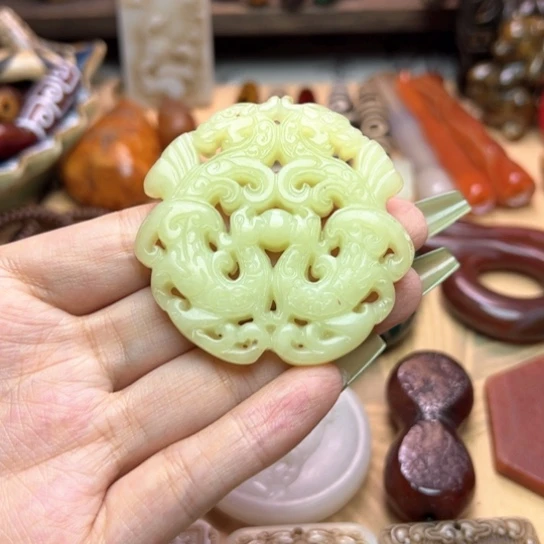 蛇纹石玉未镶嵌颈饰