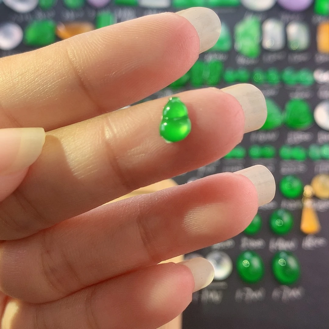 【闪购商品】翡翠未镶嵌颈饰小绿葫芦