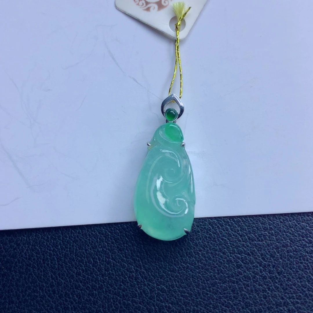 翡翠未镶嵌颈饰如意