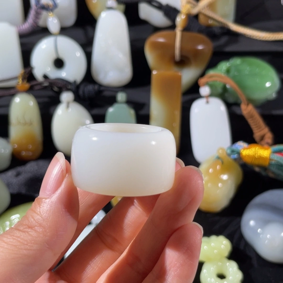 S***o和田玉未镶嵌颈饰扳指