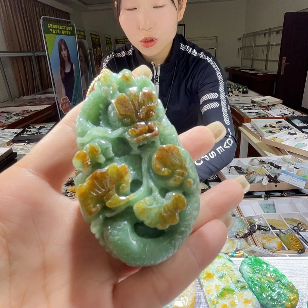 翡翠未镶嵌颈饰一