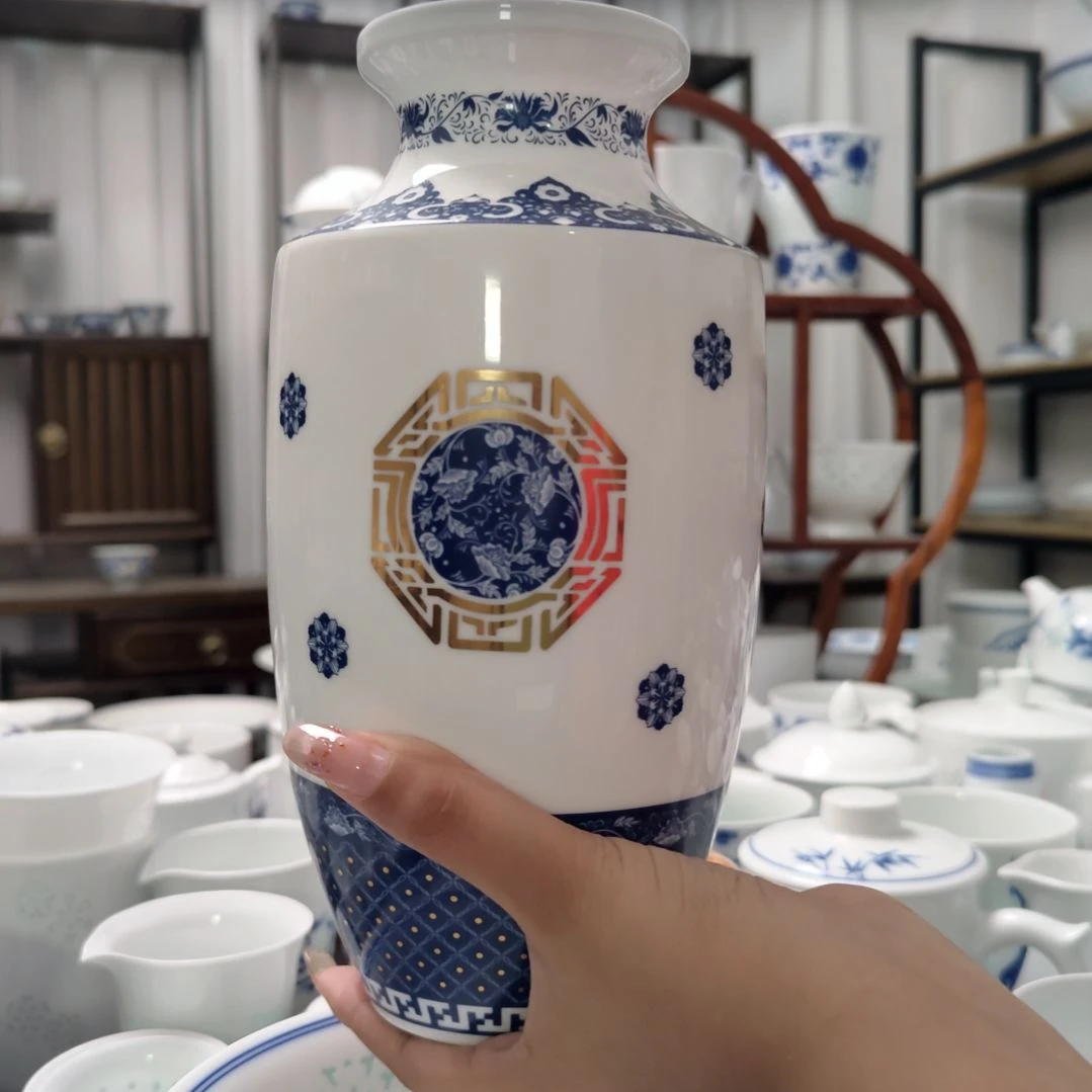 瓷青花缠枝花瓶一个