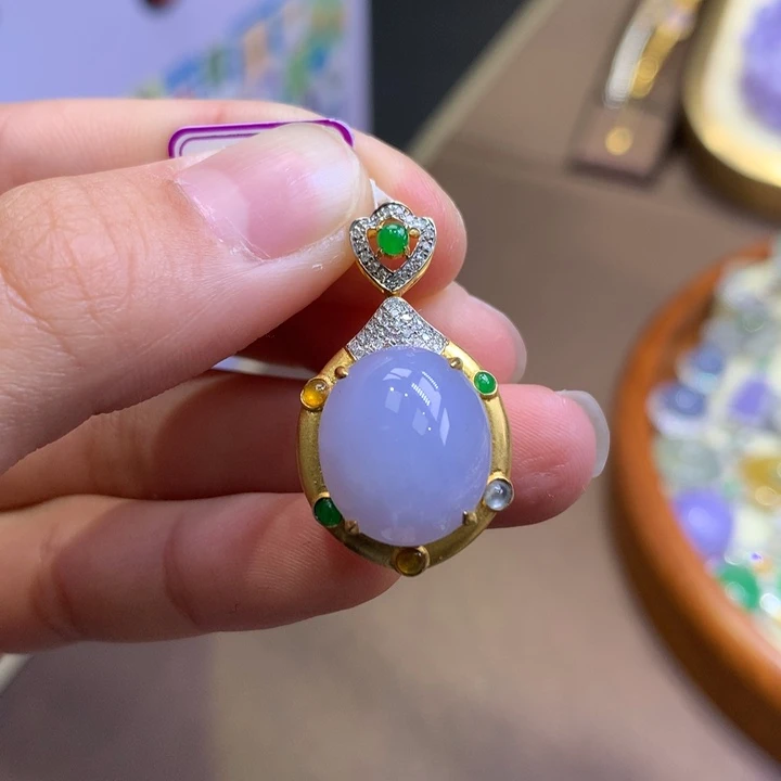 翡翠18K金镶嵌颈饰翡翠