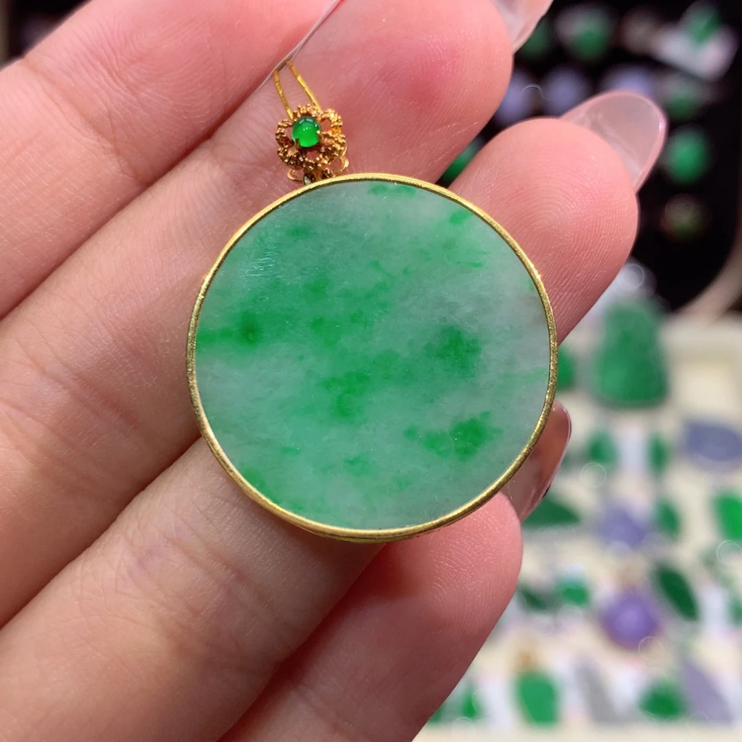 翡翠18K金镶嵌颈饰翡翠