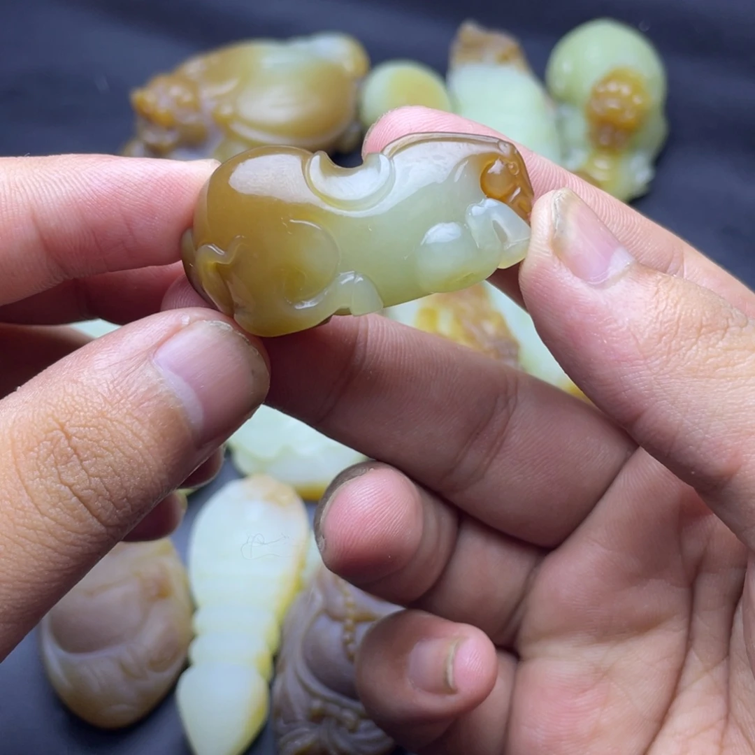 颈饰未镶嵌和田玉（糖玉）