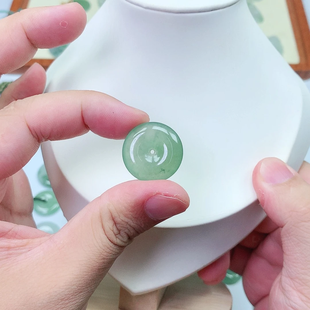 翡翠未镶嵌颈饰缅甸