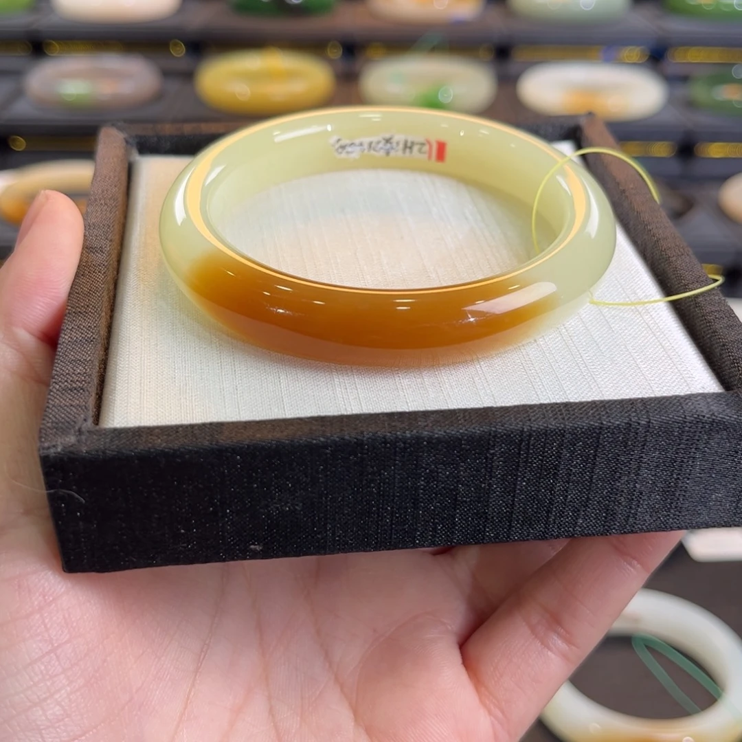 和田玉未镶嵌手镯强推 正黄色俏糖