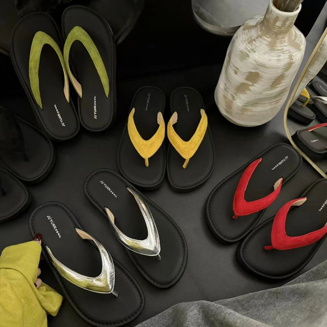 2025年夏季新款时尚简约人字拼色马卡龙夹趾露趾外穿女百搭拖鞋