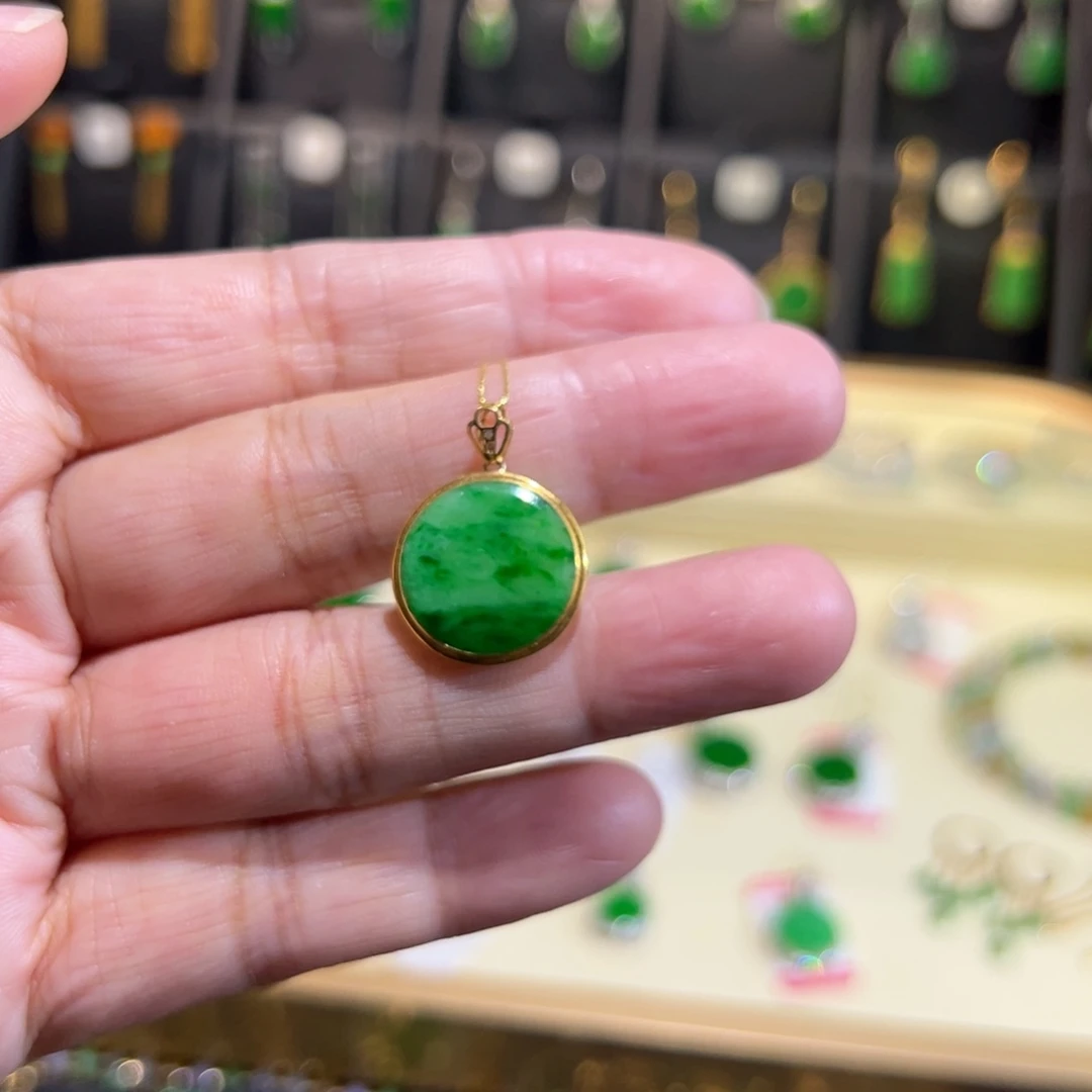 翡翠18K金镶嵌颈饰吊坠