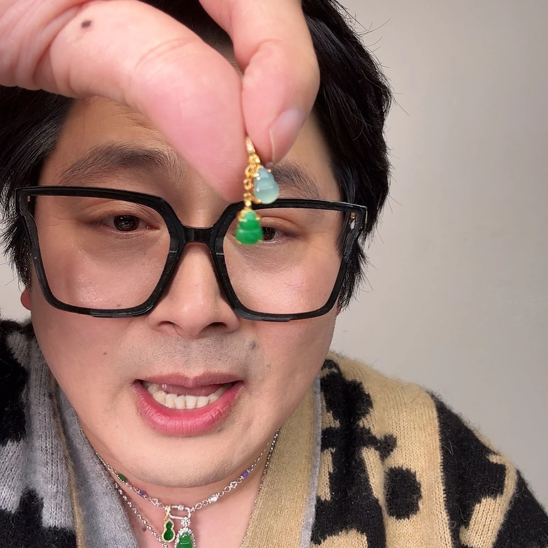 半***雪翡翠未镶嵌颈饰一对