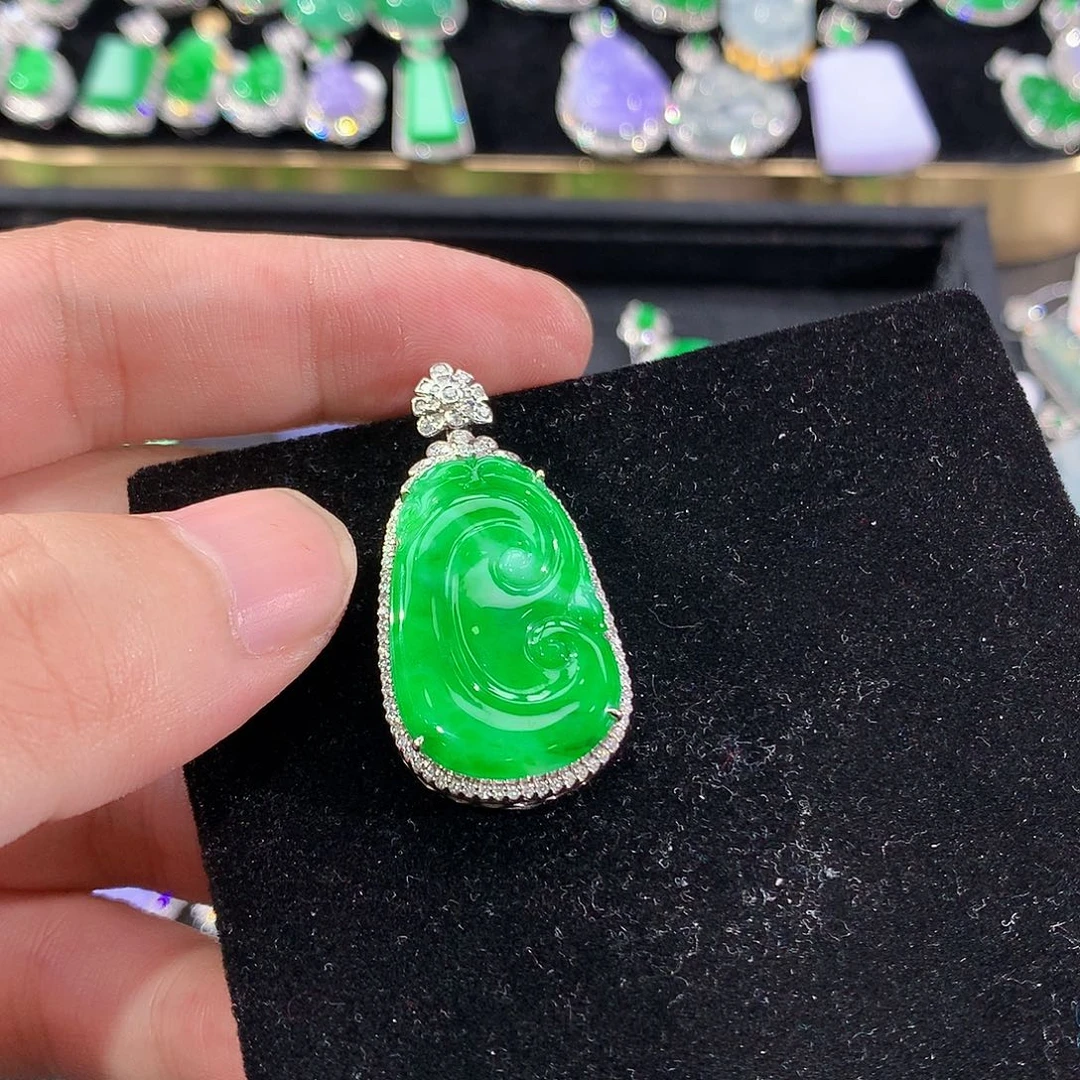 翡翠18K金镶嵌颈饰